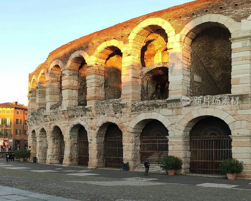 维罗纳竞技场(意大利语:Arena di Verona)是位于意大利维罗纳布拉广场(Piazza Bra)的罗马圆形剧场